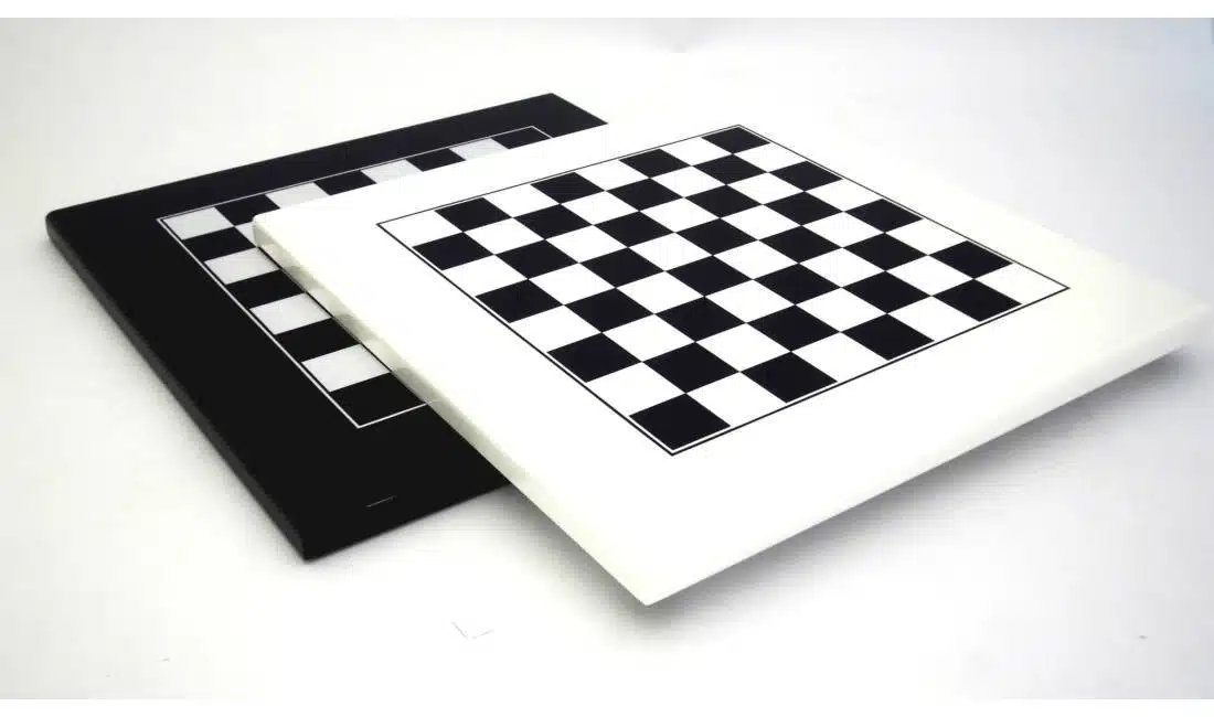Ensemble "Staunton Design" Echiquier en Bois Laqué & Jeu d'Echecs en Métal Massif Laqué Noir et Blanc