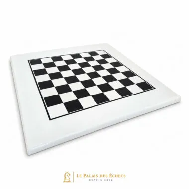 Grand échiquier en bois laqué blanc, vue d'ensemble des cases noires et blanches