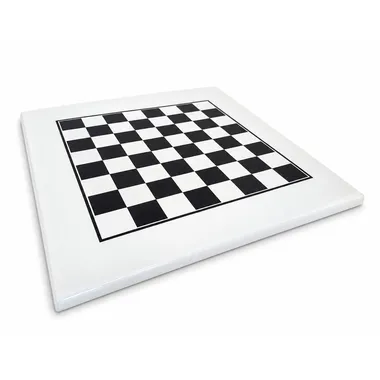 Grand échiquier en bois laqué blanc, vue d'ensemble des cases noires et blanches