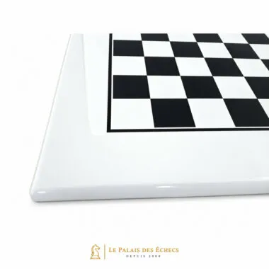 Grand échiquier en bois laqué blanc, détail du coin et du cadre