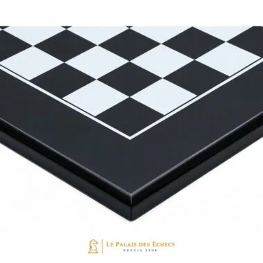 Grand échiquier en bois laqué noir, détail du coin et du bord biseauté