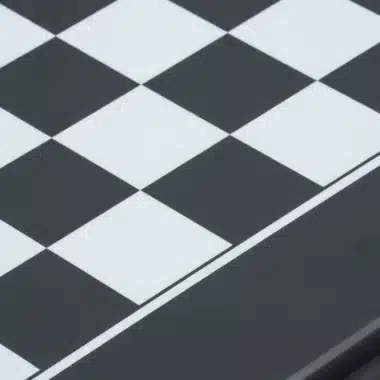 Échiquier laqué, vue rapprochée des cases blanches et noires et du bord épais