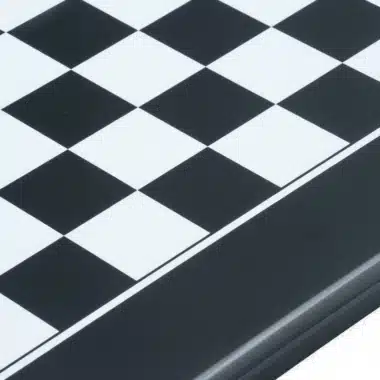 Échiquier laqué noir et blanc, gros plan sur le bord et les cases en diagonale