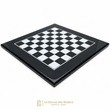 Grand échiquier en bois laqué noir, vue d'ensemble de face