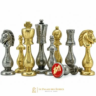 Pièces dorées et argentées groupées montrant les finitions gravées et le logo Made in Italy