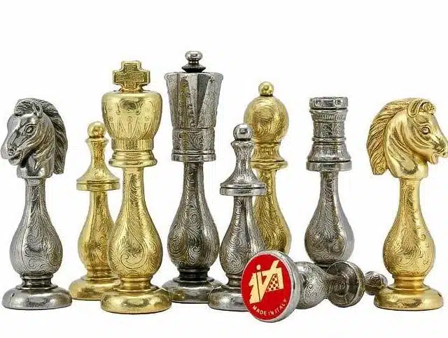Pieces d'Echecs en Metal Plaque Or et Argent et Echiquier En Bois d'Orme et de Bruyere Laqué – Image 4
