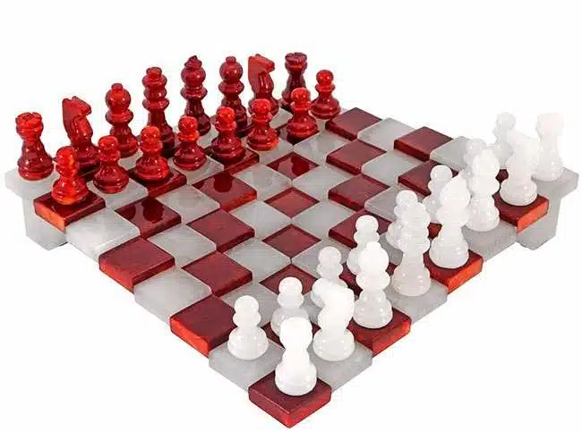 Ensemble "Rouge et Blanc" Echiquier 3D et Jeu d'Echecs en Albâtre de Volterra