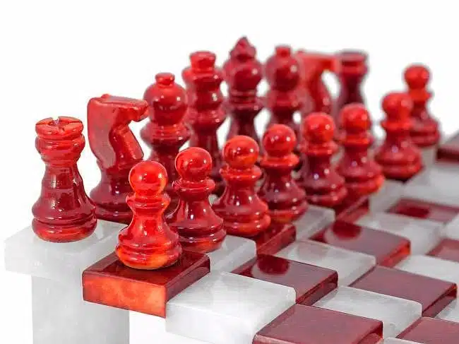 Ensemble "Rouge et Blanc" Echiquier 3D et Jeu d'Echecs en Albâtre de Volterra