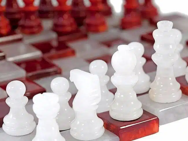 Ensemble "Rouge et Blanc" Echiquier 3D et Jeu d'Echecs en Albâtre de Volterra