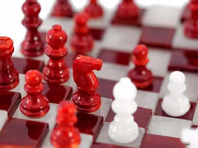 Ensemble "Rouge et Blanc" Echiquier 3D et Jeu d'Echecs en Albâtre de Volterra
