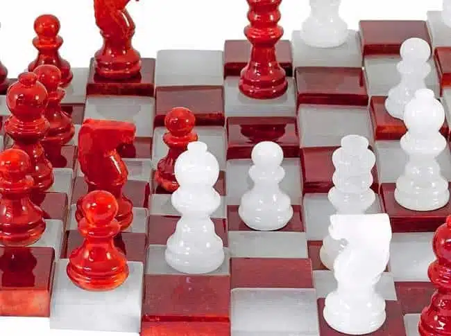 Ensemble "Rouge et Blanc" Echiquier 3D et Jeu d'Echecs en Albâtre de Volterra
