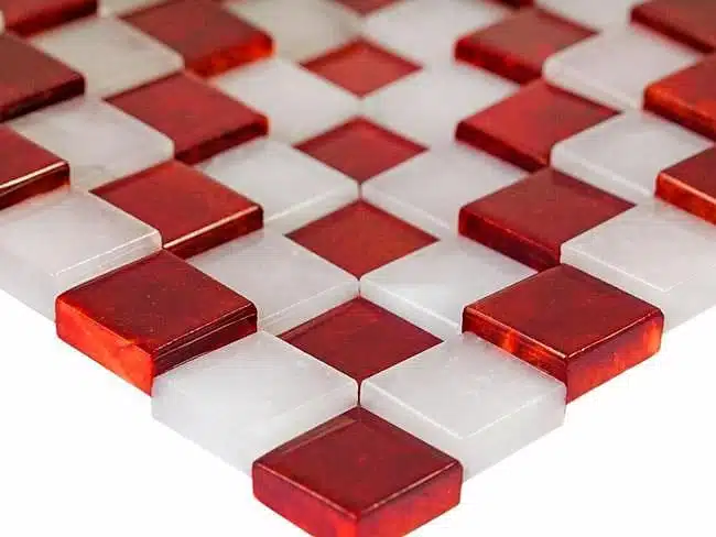 Ensemble "Rouge et Blanc" Echiquier 3D et Jeu d'Echecs en Albâtre de Volterra