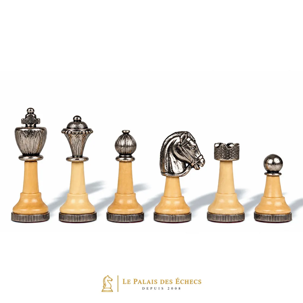 Pièces en bois et métal argenté, détail du roi, cavalier et fou