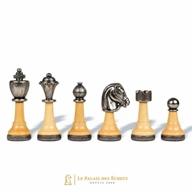 Pièces d'échecs Classic XIV argentées, détail du roi, de la dame et du cavalier
