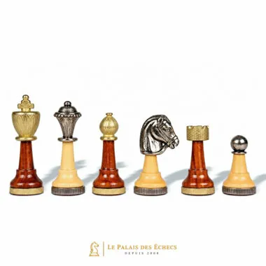 Alignement des pièces en bois et métal, roi, cavalier, fou et tour
