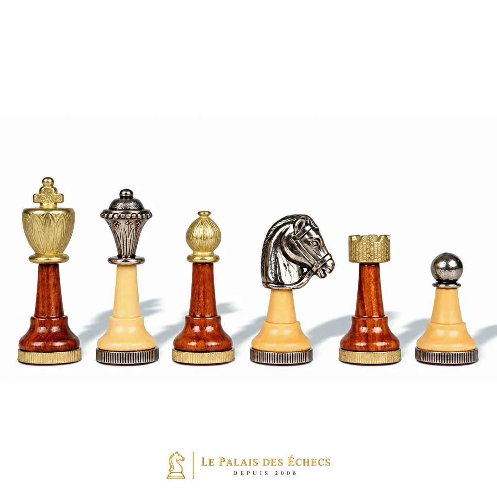 Alignement des pièces en bois et métal, roi, cavalier, fou et tour