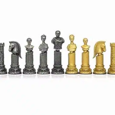 Pièces d'échecs romaines en métal, camps argenté et doré face à face