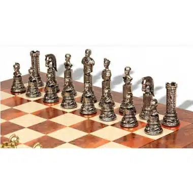 Pièces d'échecs Empire Romain VIII argentées sur l'échiquier en bois d'orme