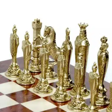 Détail des pièces d'échecs dorées représentant roi, reine, tour et cavalier