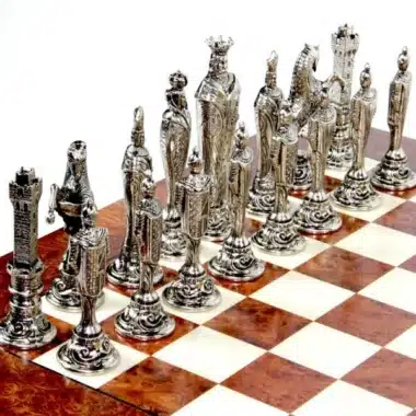 Détail des pièces d'échecs argentées alignées sur l'échiquier en bois