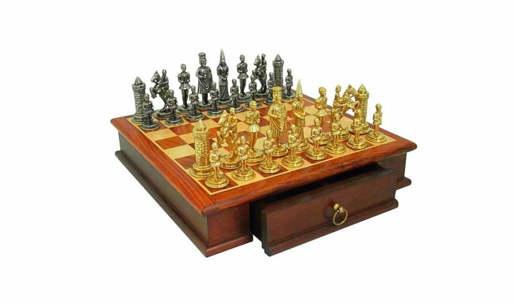 Ensemble "Camelot Roi Arthur" Echiquier en Bois de Rose & Jeu d'Echecs en Métal Massif