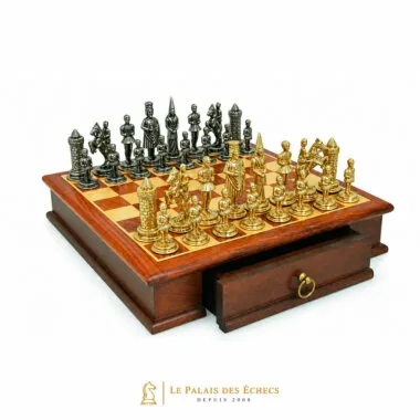 Ensemble Camelot Roi Arthur I posé sur son coffret en bois avec tiroir