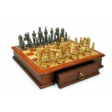 Ensemble Camelot Roi Arthur I posé sur son coffret en bois avec tiroir