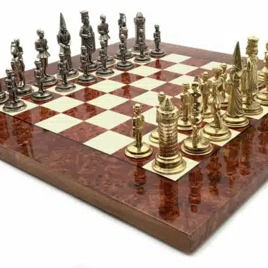 Ensemble Camelot Roi Arthur VI Echiquier en Bois d'Orme et de Bruyère et Jeu d'Echecs en Métal
