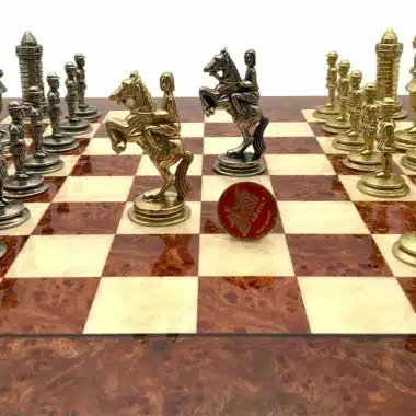 Alternative view of Ensemble Camelot Roi Arthur VI Echiquier en Bois d'Orme et de Bruyère et Jeu d'Echecs en Métal