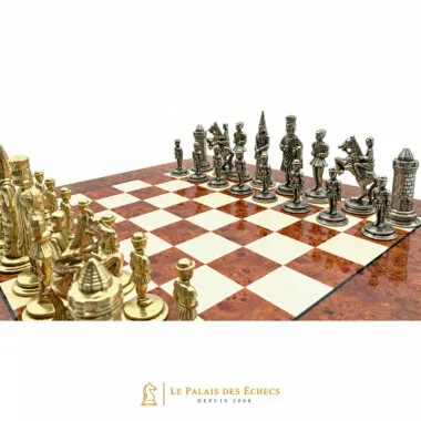 Pièces du jeu Camelot Roi Arthur VI alignées sur les cases de l'échiquier