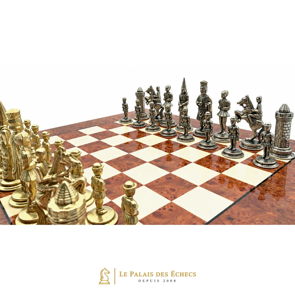 Pièces du jeu Camelot Roi Arthur VI alignées sur les cases de l'échiquier