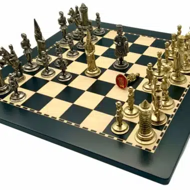 Echiquier Camelot Roi Arthur XI vu en angle, médaillon rouge au centre