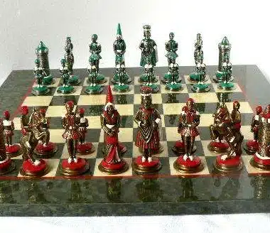 Deux armées Camelot Roi Arthur alignées face à face sur l'échiquier en bois