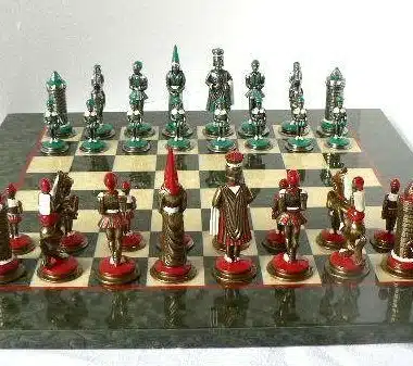 Ensemble Camelot complet, pièces rouges et vertes sur échiquier en bois d'érable olive