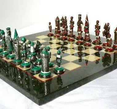 Pièces Camelot Roi Arthur peintes à la main, vue diagonale sur l'échiquier