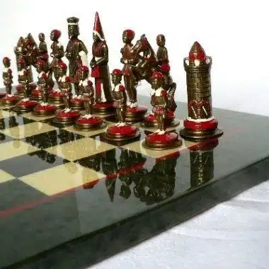 Détail des pièces rouges et dorées Camelot Roi Arthur avec tour crénelée