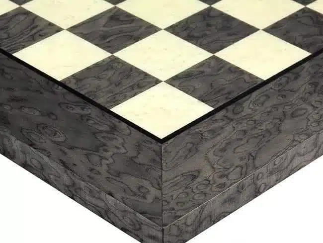 Ensemble Contemporain Gris Echiquier en Bois d'Erable & Jeu d'Echecs en Laiton Massif – Image 11