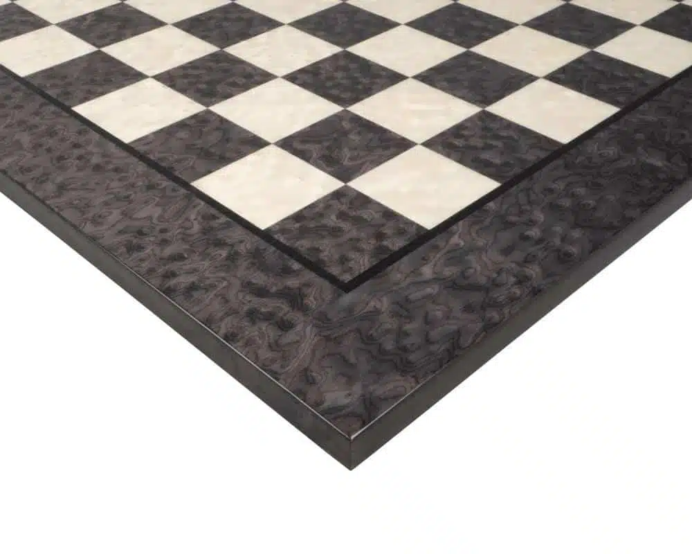 Ensemble Pyramide Moderne Gris Echiquier en Bois de Bruyère et d'Erable & Jeu d'Echecs en Bois Laqué Noir et Blanc – Image 10