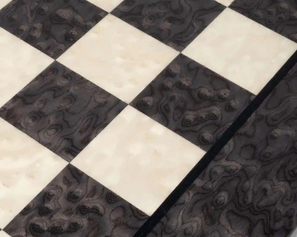 Ensemble Pyramide Moderne Gris Echiquier en Bois de Bruyère et d'Erable & Jeu d'Echecs en Bois Laqué Noir et Blanc – Image 11