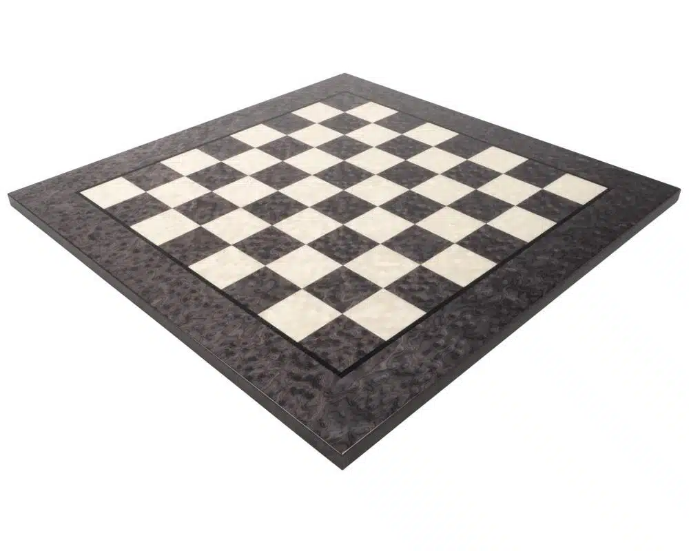 Ensemble Pyramide Moderne Gris Echiquier en Bois de Bruyère et d'Erable & Jeu d'Echecs en Bois Laqué Noir et Blanc – Image 9
