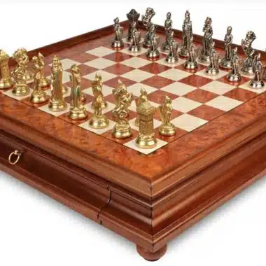 Ensemble Mary Stuart IX Echiquier sur Pied en Bois de Bruyère et d'Orme et Jeu d'Echecs en Métal