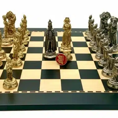 Alternative view of Ensemble Mary Stuart X Echiquier en Bois Foncé et Jeu d'Echecs en Métal