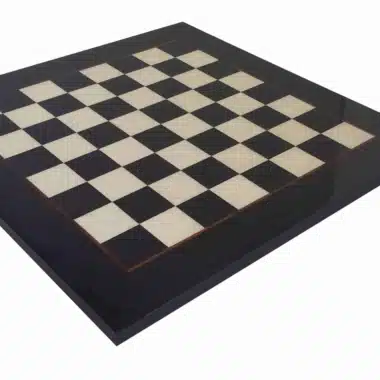 Échiquier en bois d'érable noir aux cases noires et blanches brillantes