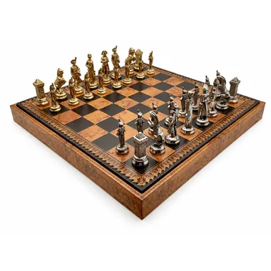 Ensemble Grand Napoléon II avec pièces en métal disposées sur l'échiquier en bois