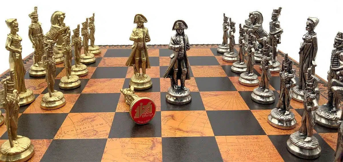 Ensemble Grand Napoléon II Echiquier avec Rangement et Jeu d'Echecs en Métal – Image 3