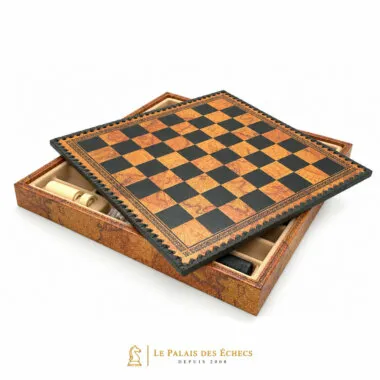 Coffret de rangement ouvert révélant l'échiquier et un compartiment intérieur