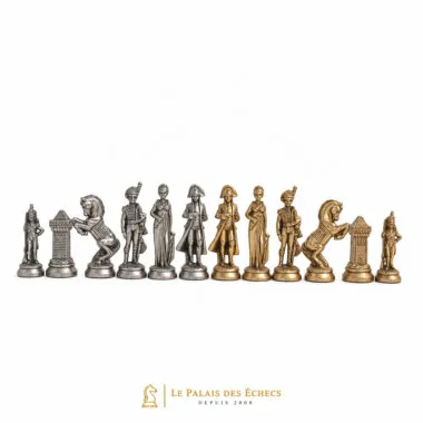 Pièces d'échecs Grand Napoléon alignées, dorées et argentées côte à côte
