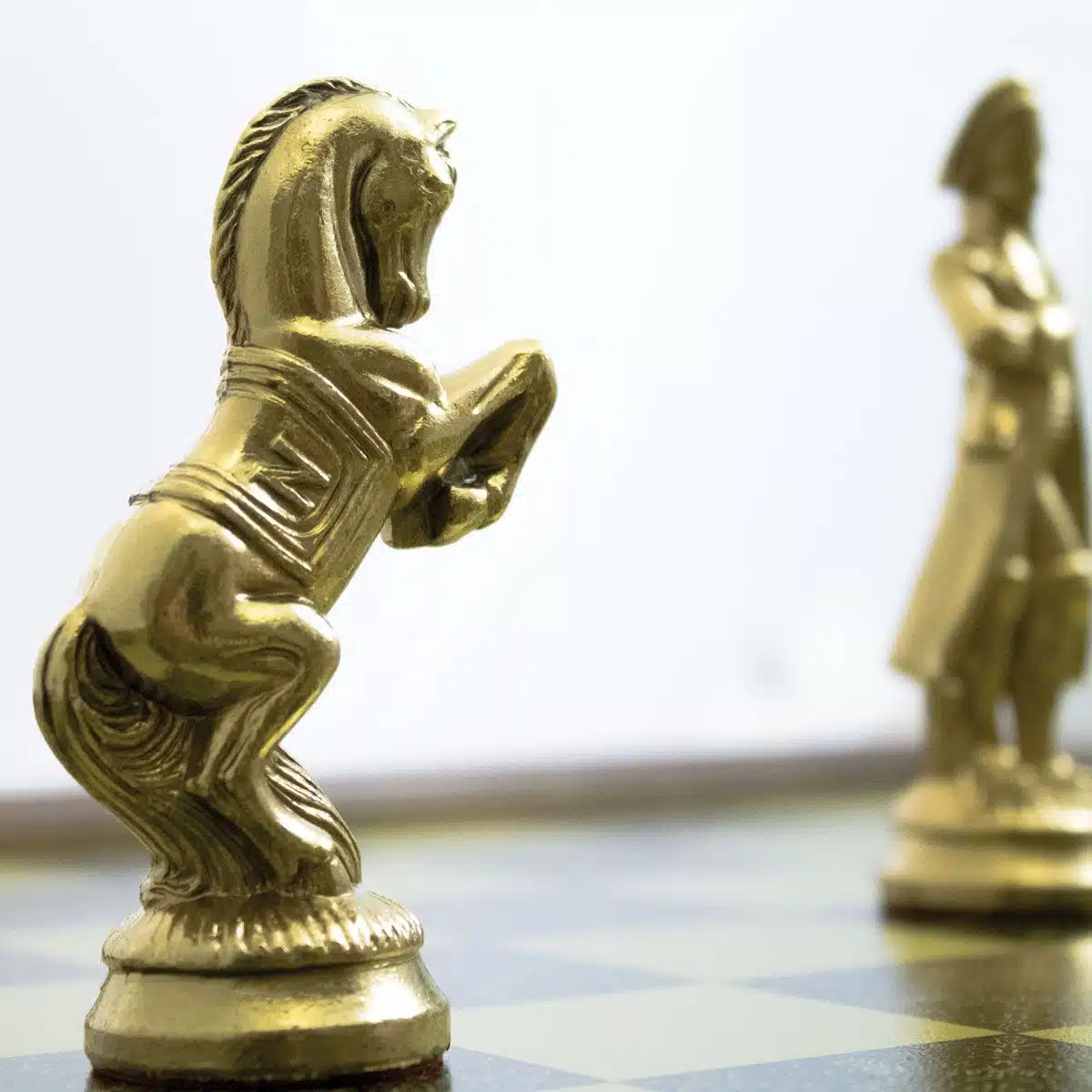 Ensemble Grand Napoléon II Echiquier avec Rangement et Jeu d'Echecs en Métal – Image 9