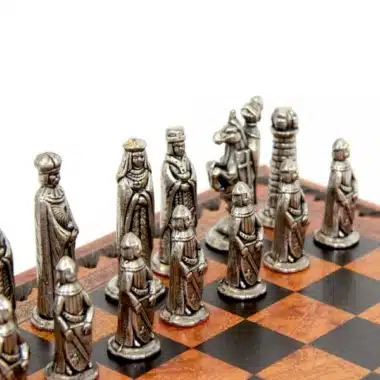 Alternative view of Ensemble Médieval Echiquier en Similicuir & Jeu d'Echecs en Métal Massif