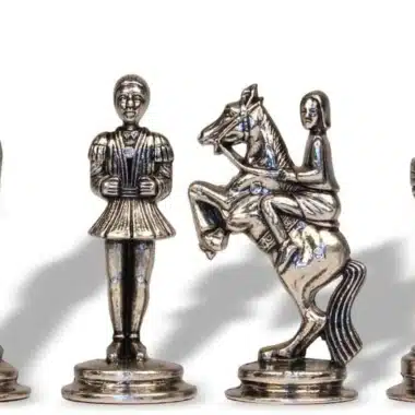Pièces d'échecs Camelot en métal argenté, détail du roi et du cavalier